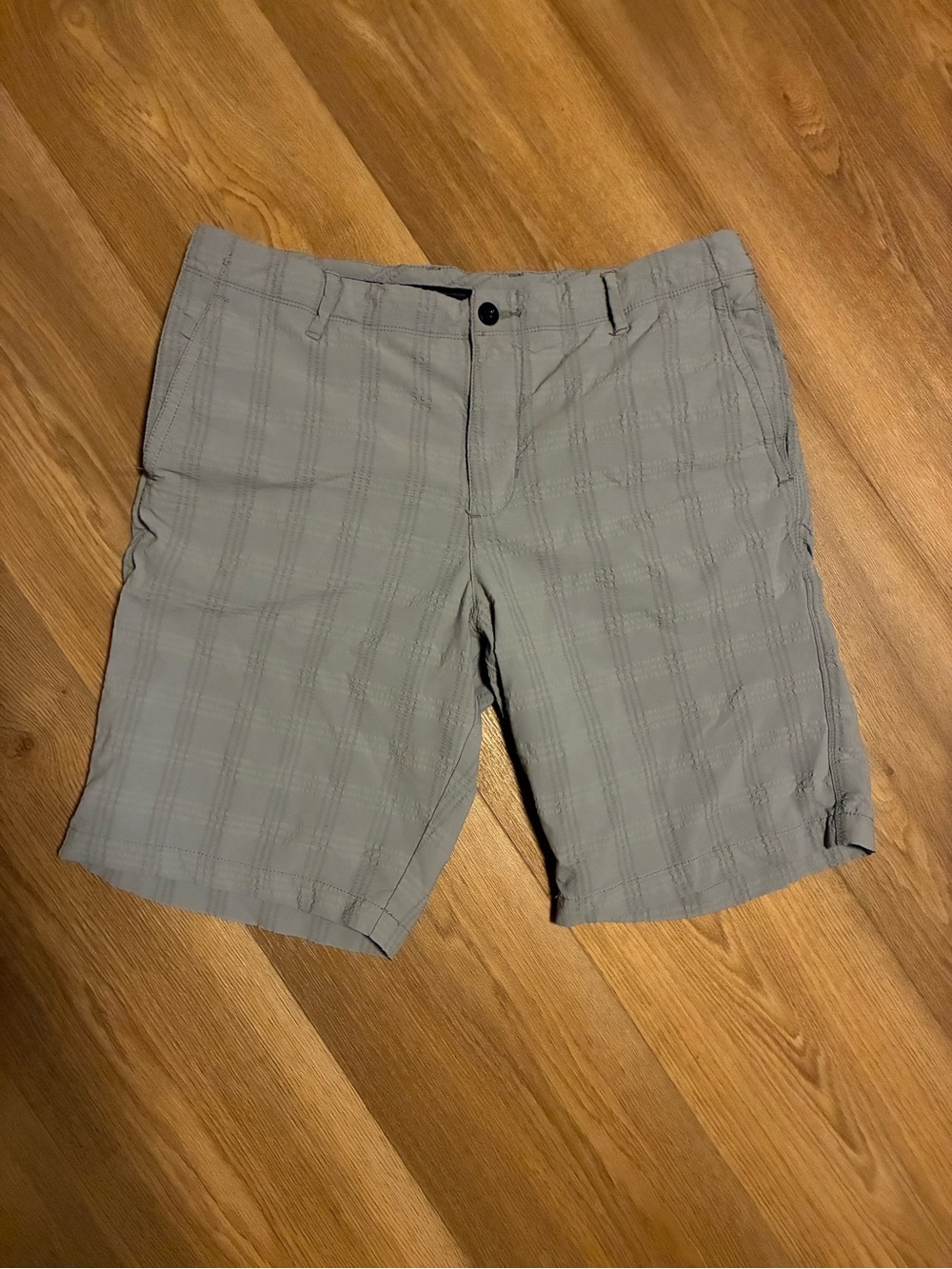 Tommy Bahama Men's Gray Plaid-like Casual Shorts. Size 34.